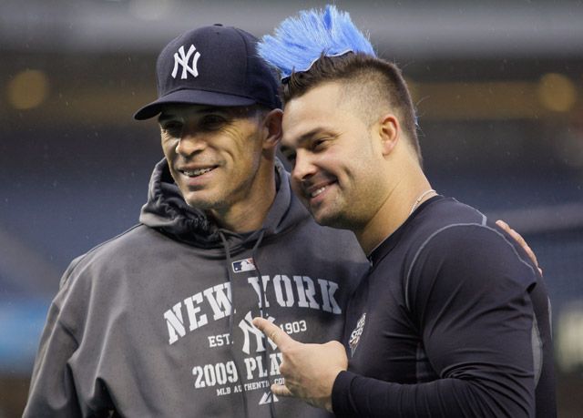 Joe Girardi and Nick Swisher pose for a picture during a practice session.
